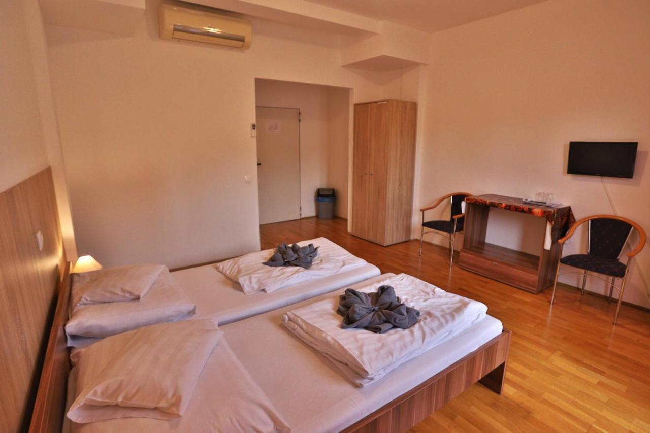 Margareta Apartman Es Ueduelohaz Bogacs Exterior photo