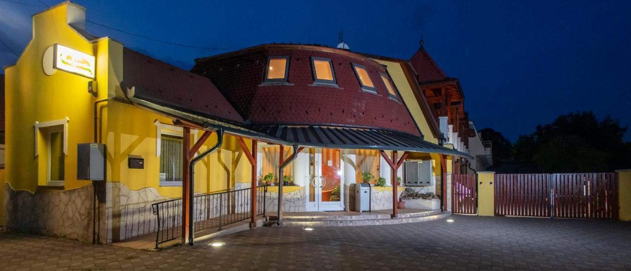 Margareta Apartman Es Ueduelohaz Bogacs Exterior photo