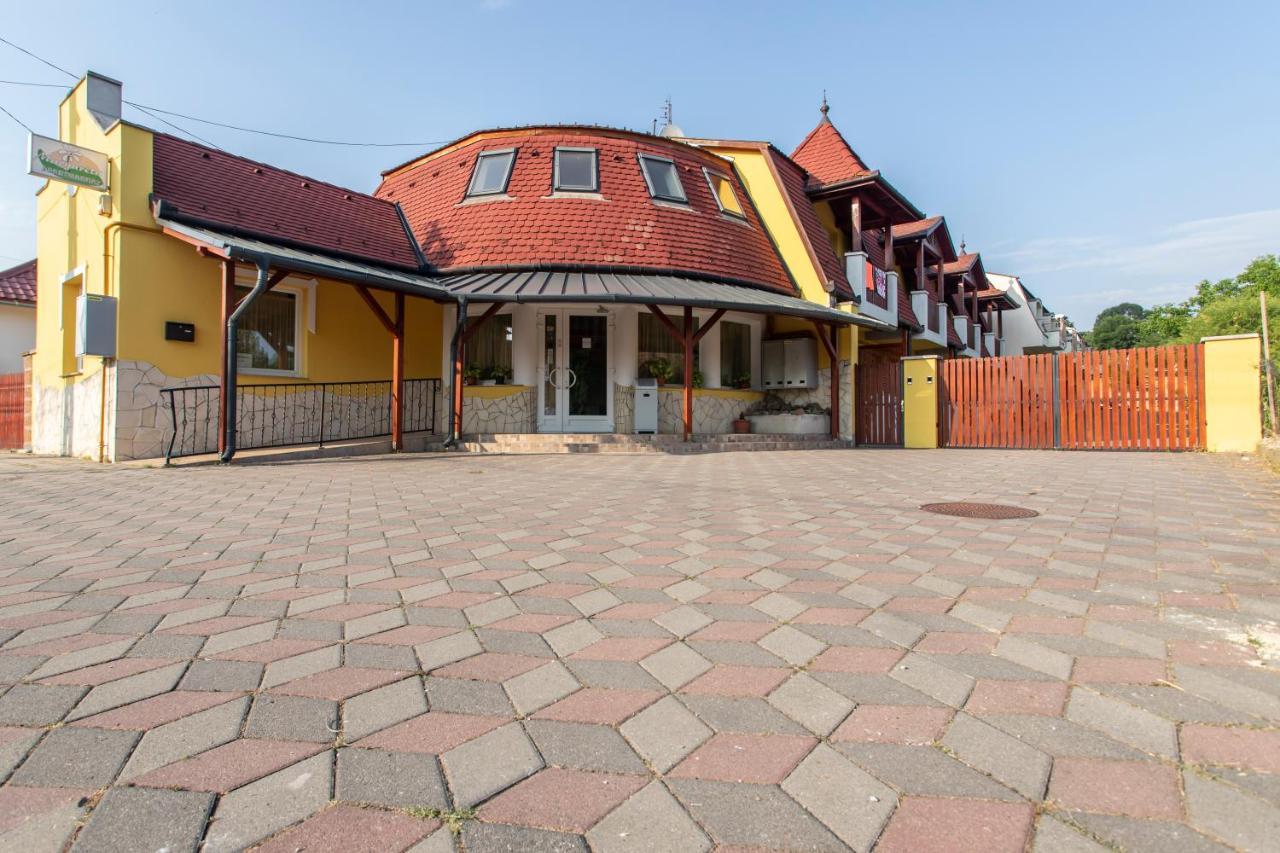 Margareta Apartman Es Ueduelohaz Bogacs Exterior photo