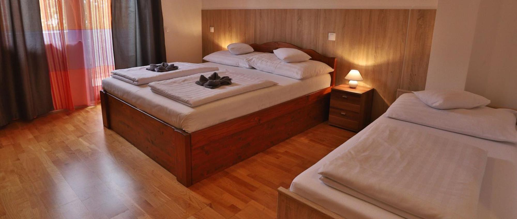 Margareta Apartman Es Ueduelohaz Bogacs Exterior photo