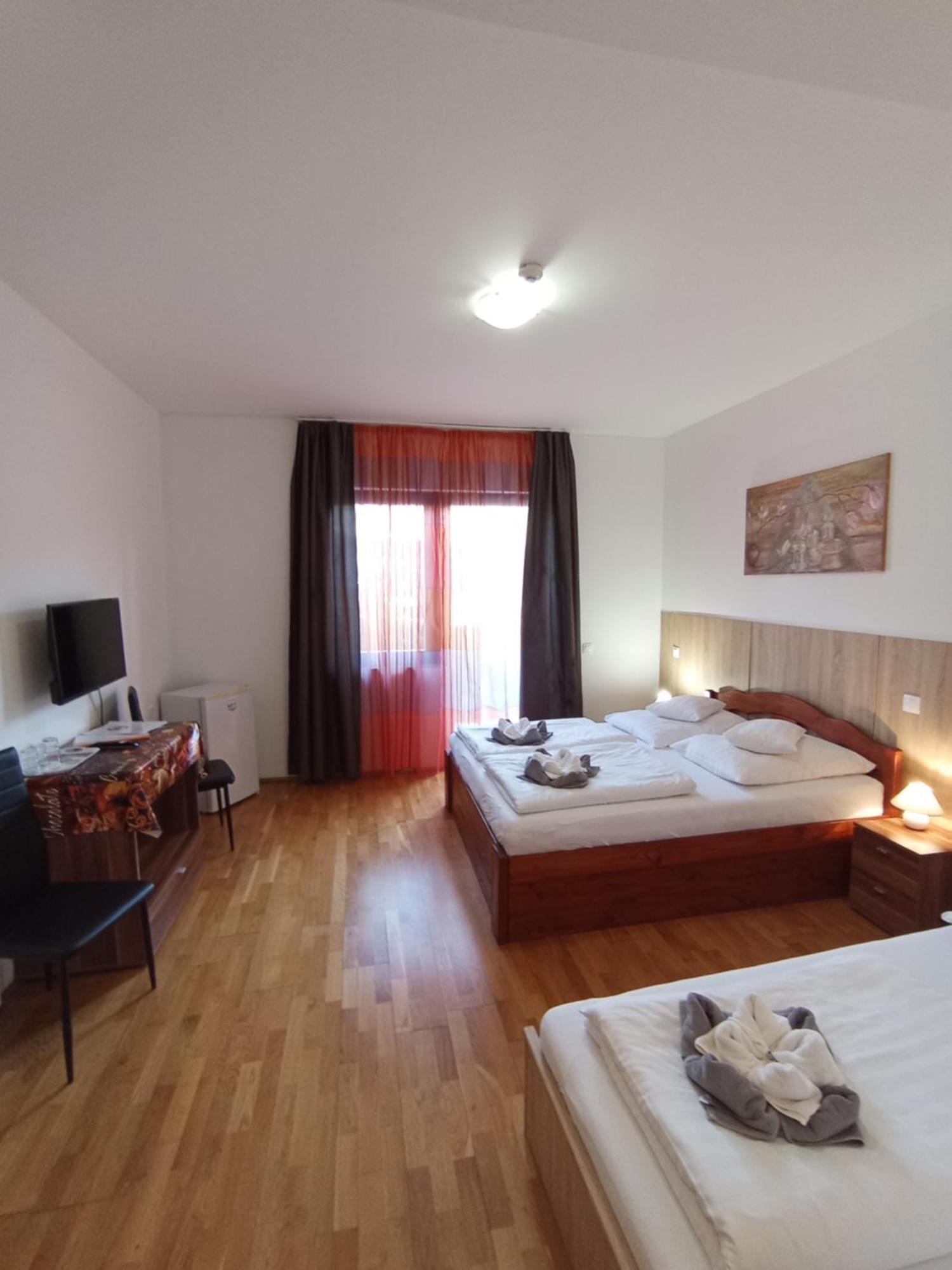Margareta Apartman Es Ueduelohaz Bogacs Exterior photo